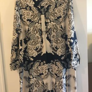 Stunning tunic blouse with long sleeves and button down front. EUC.